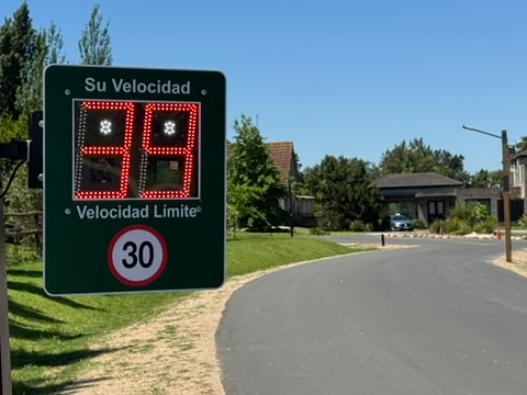 Display de velocidad instalado en barrio privado